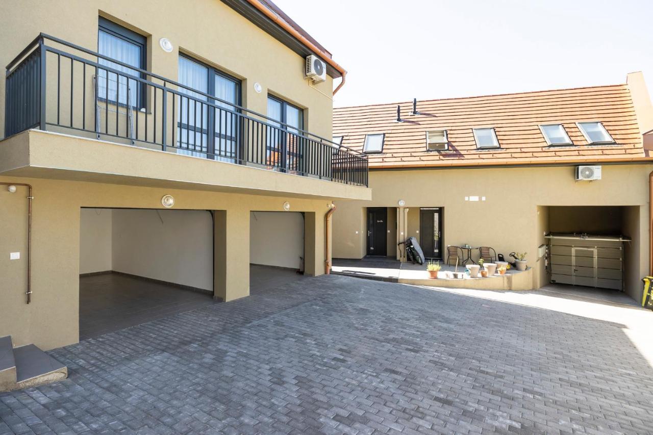 Star Apartman Eger Luaran gambar